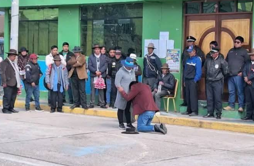 Chucuito | Alcalde de Huacullani pide perdón de rodillas tras escándalo y admite errores