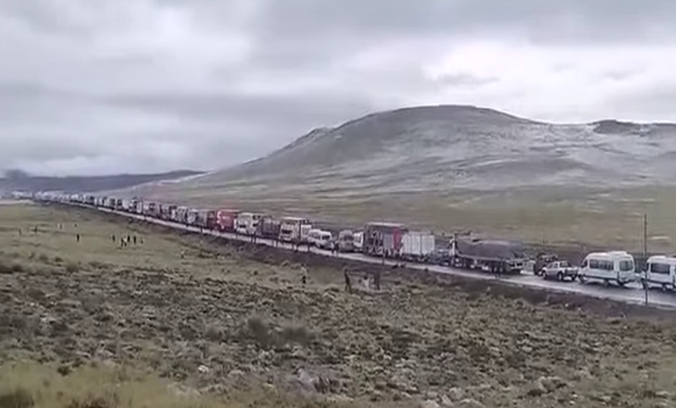 Juliaca | Nevada bloquea la carretera Arequipa-Puno y deja varados a decenas de vehículos
