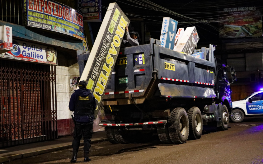 Juliaca | Retira más de 50 letreros publicitarios en operativo madrugador en el Centro Comercial N° 2
