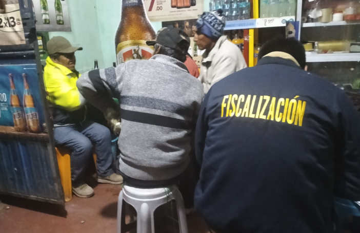 Juliaca | Clausuran establecimiento tras hallar a personas consumiendo bebidas alcohólicas