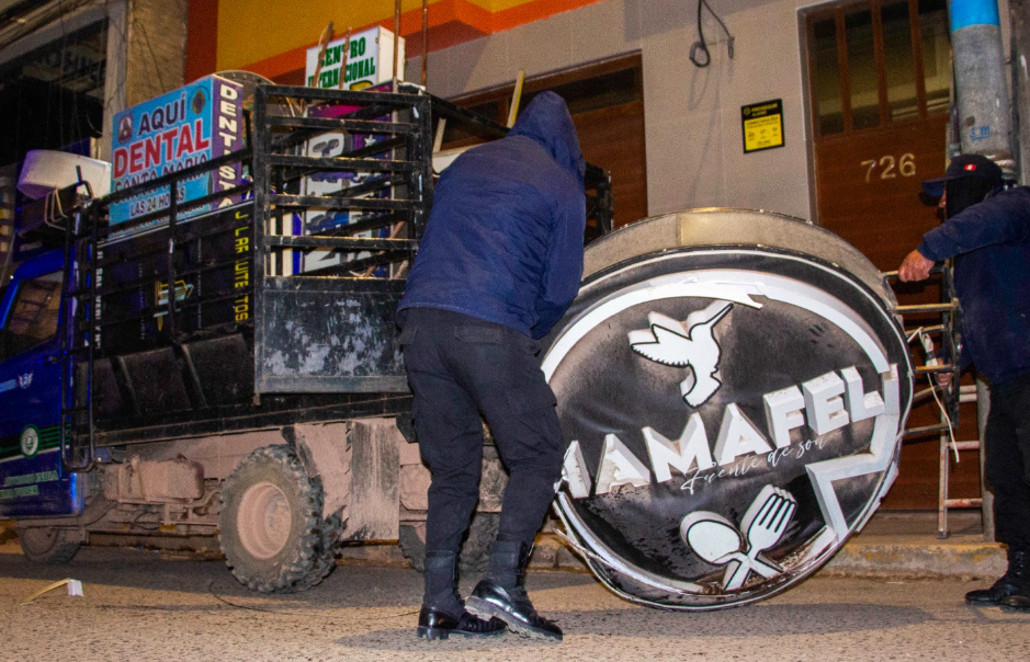 Juliaca | Retiran letreros publicitarios fuera de norma en el centro de Juliaca