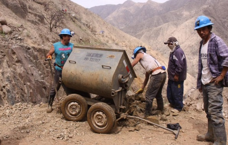 Perú | Gobierno amplía Reinfo hasta diciembre y centraliza control de pequeña minería en el Minem