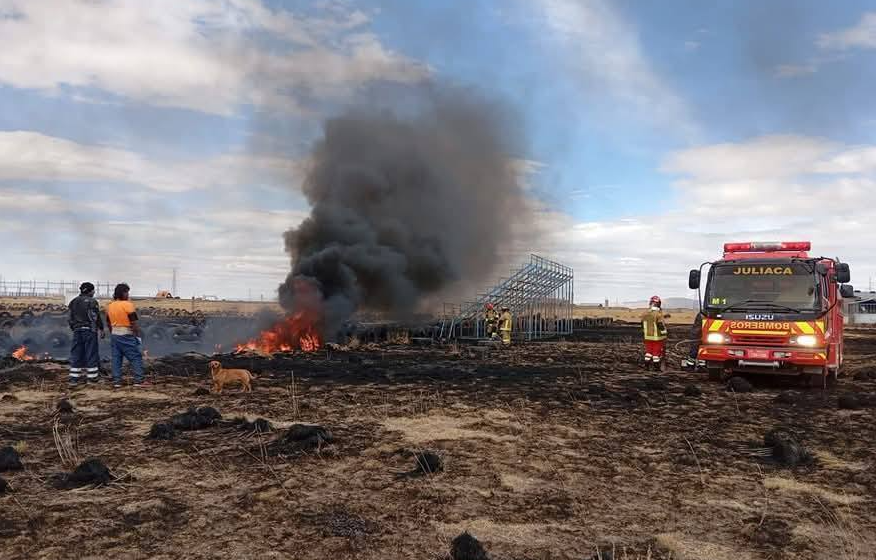 Juliaca | Controlan incendio forestal en la vía Caracoto – Huata gracias a intervención conjunta