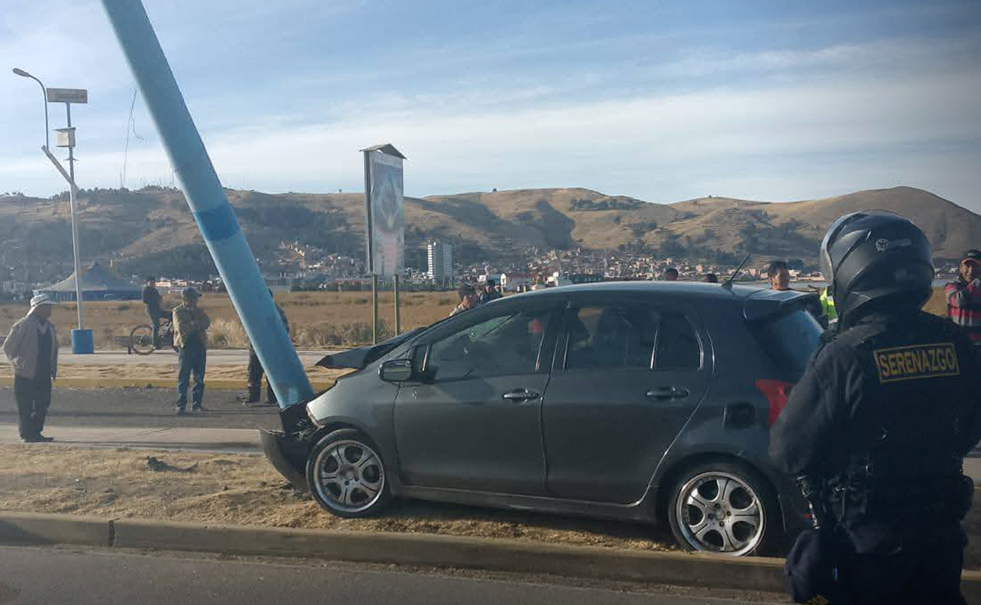 Puno | Auto impacta contra poste en la Costanera y conductor huye del lugar
