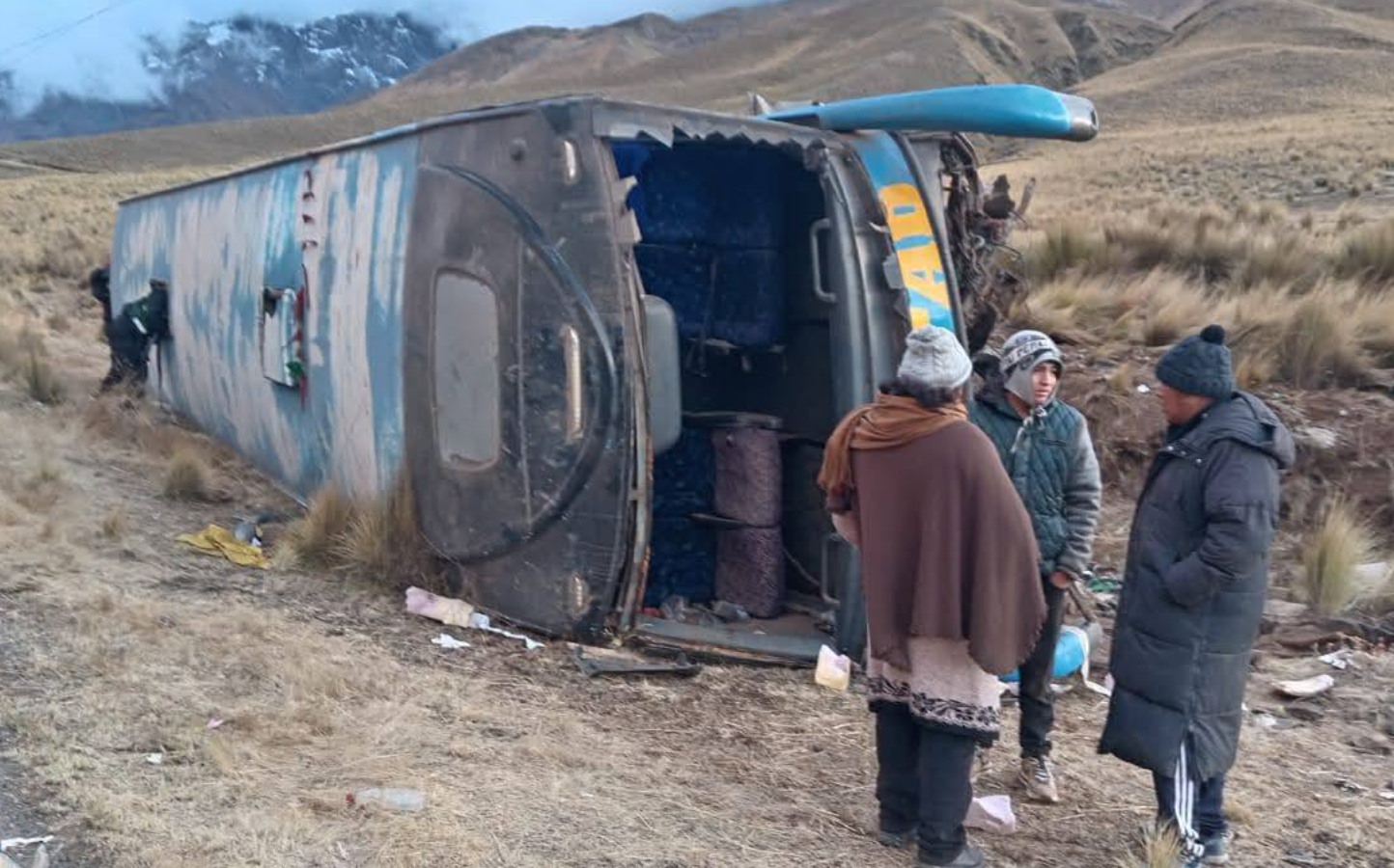 Ayaviri | Bomberos rescatan y trasladan a heridos tras volcadura de bus en la vía Juliaca–Cusco