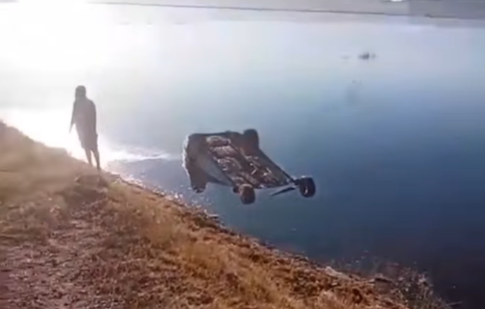 Huancané | Vehículo cae al lago tras despistarse en carretera Juliaca – Huancané; rescatan a dos ocupantes