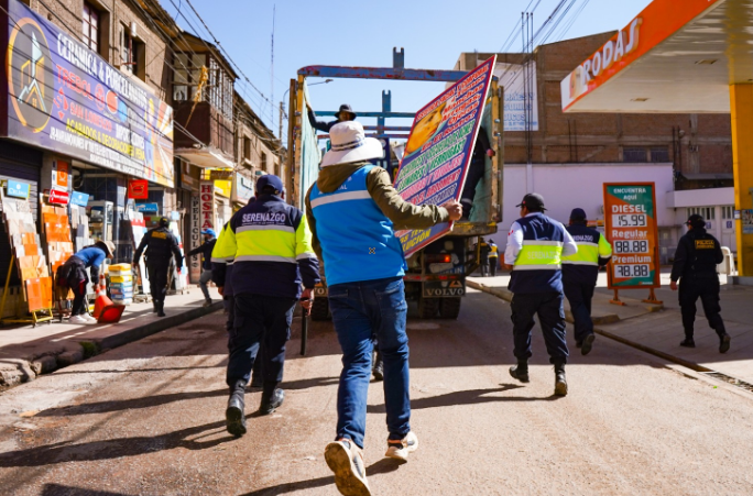 Juliaca | retiran letreros publicitarios que bloqueaban fachadas y veredas en operativo municipal
