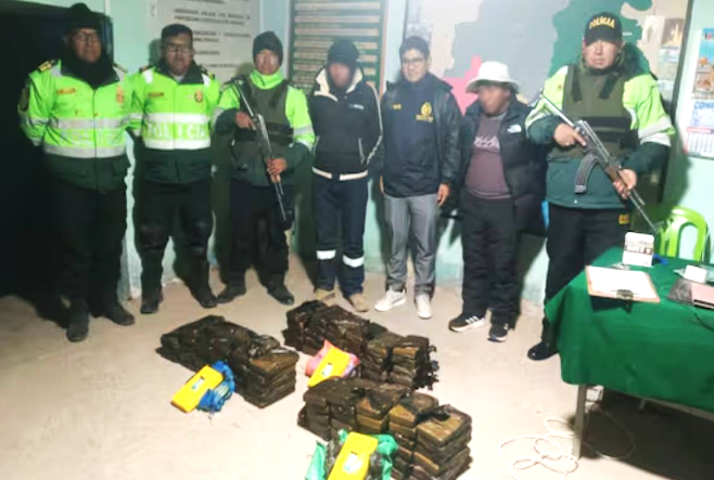 Huancané | Policía incauta 90 paquetes de droga y detiene a dos personas en Cojata