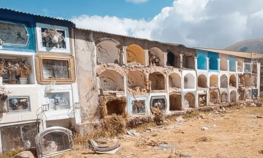 Juli | Delincuentes roban más de 20 lápidas tras atar al vigilante del cementerio