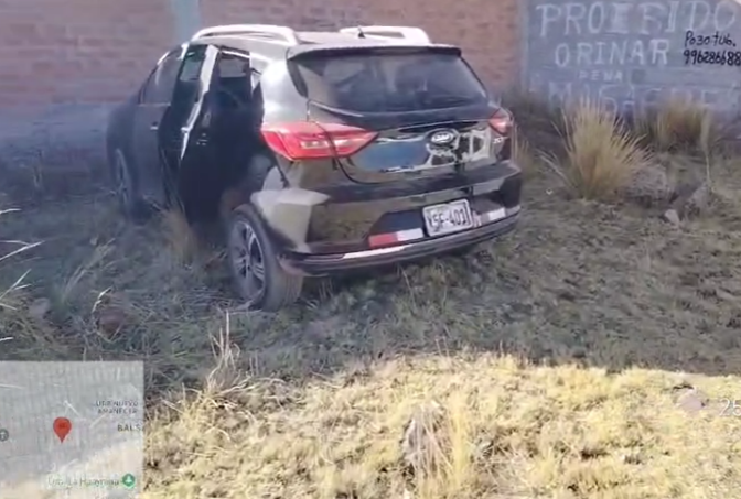 Juliaca | Reportan vehículo en aparente estado de abandono en la avenida Nicolás Otto