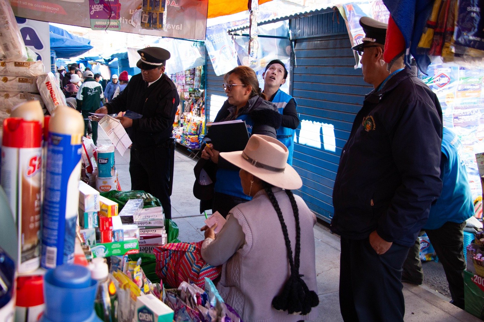 Juliaca | Más de 30 comercios cerca del mercado Santa Bárbara son notificados por falta de licencia