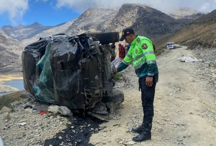 Carabaya | Tres fallecidos y seis heridos tras caída de camioneta en Coasa