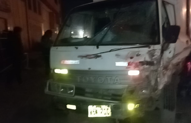 Juliaca | Choque entre camioneta y furgón deja daños materiales en Apirac con Circunvalación