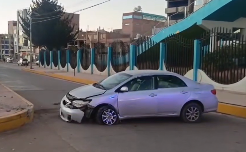 Juliaca | Conductor en aparente estado de ebriedad choca contra berma de avenida Nueva Zelanda
