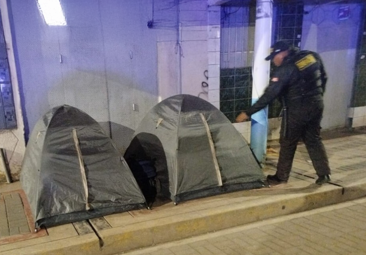 Puno | Extranjeros fueron desalojados tras instalar carpas en plena vía pública