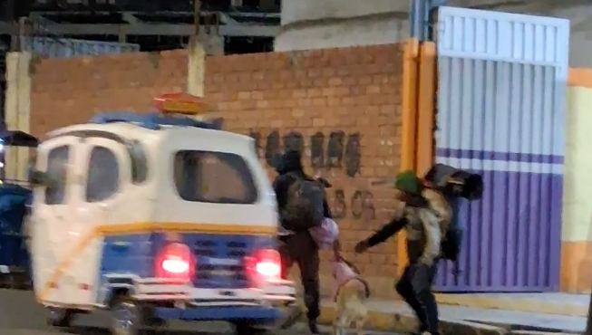 Puno | Extranjeros son captados maltratando a perrito que usan para pedir limosna en el Terminal Dorado