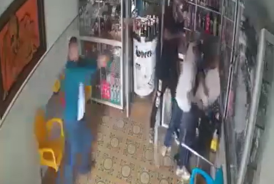 Puno | Policía de civil abate a delincuente venezolano durante asalto a bodega