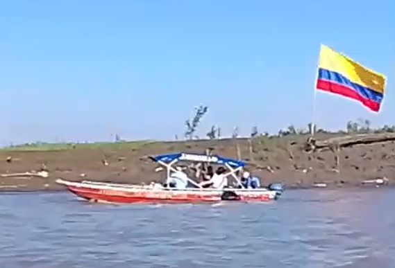 Loreto | Retiran bandera extranjera izada en isla Chinería, en jurisdicción peruana