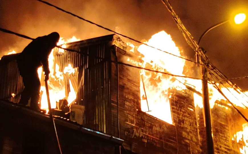 Ananea | Voraz fuego destruye viviendas de madera y calamina en la Urbanización Tres de Mayo