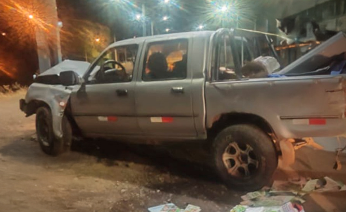 Puno | Camioneta choca contra poste de alumbrado en Jr. Leoncio Prado y deja un herido