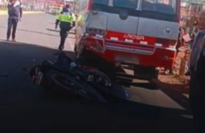 Juliaca | Motociclista resulta herido tras chocar contra cúster en la salida hacia Puno