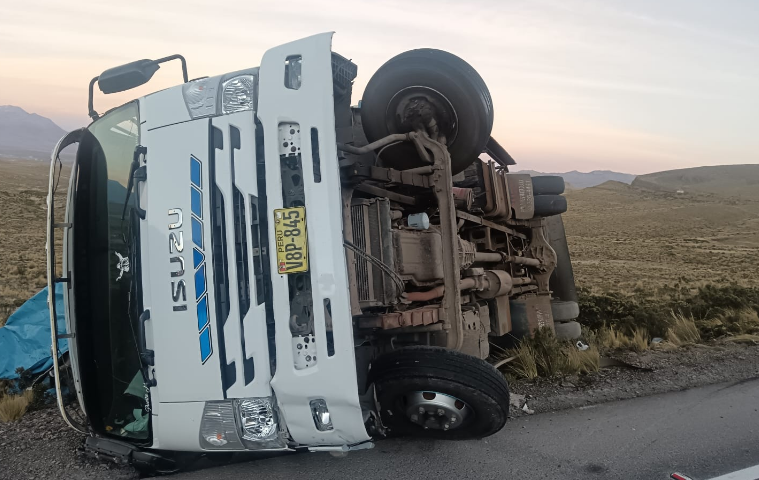 Juliaca | Camión se despista y vuelca en Huayllacucho dejando solo daños materiales