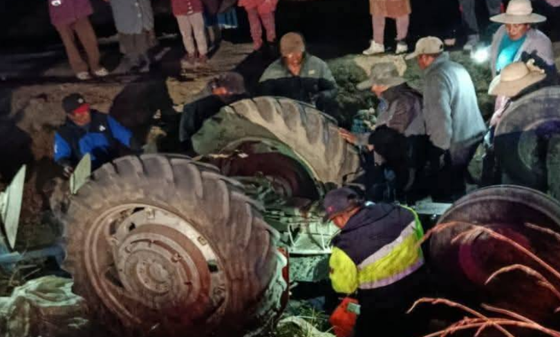 Yunguyo | Tractor agrícola cae de puente artesanal y deja un herido de gravedad