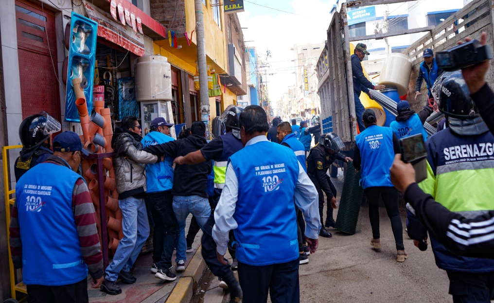 San Román | Municipio libera calles ocupadas por comerciantes y vehículos de carga en operativo inopinado