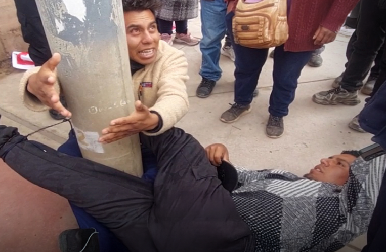 San Román | Familiares retienen y amarran a sospechosos de desaparición de escolar en Juliaca