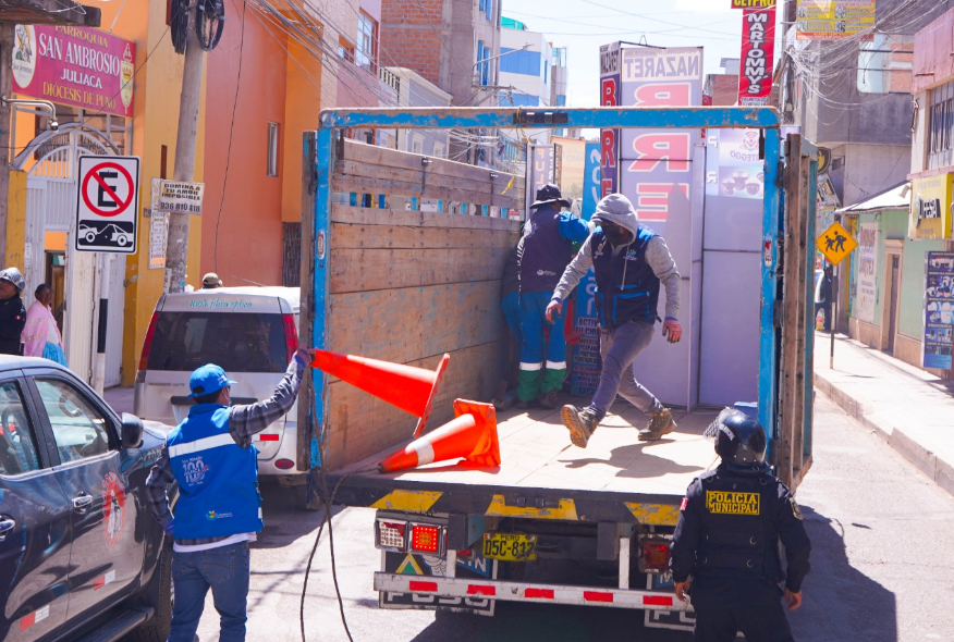 Juliaca | Retiran letreros publicitarios que invadían calles y veredas