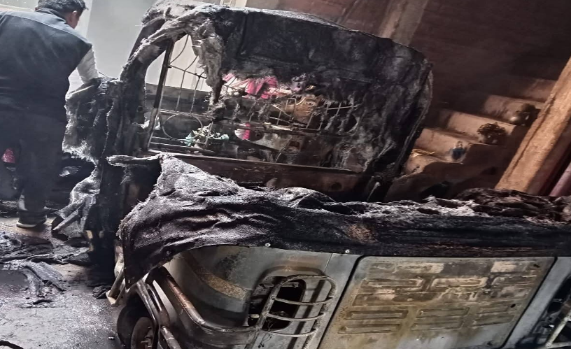 Juliaca | Incendio consume moto torito y auto en vivienda de Tambopata